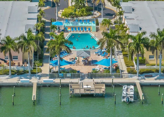 2 Bed-1 Bath With Sunroom, Private Pool And Access! Apartment *