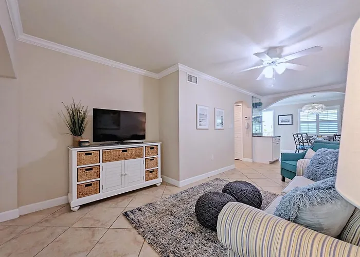 Apartment 2 Bed-1 Bath With Sunroom, Private Pool And Access! *