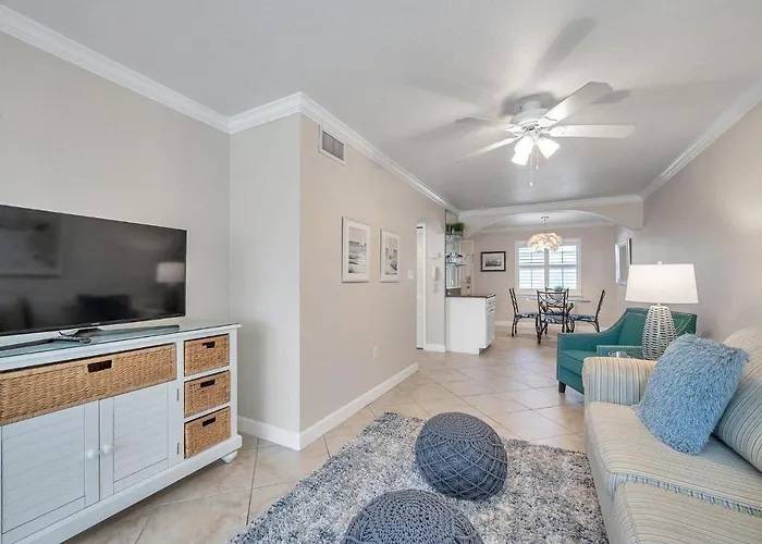 2 Bed-1 Bath With Sunroom, Private Pool And Access! Apartment *