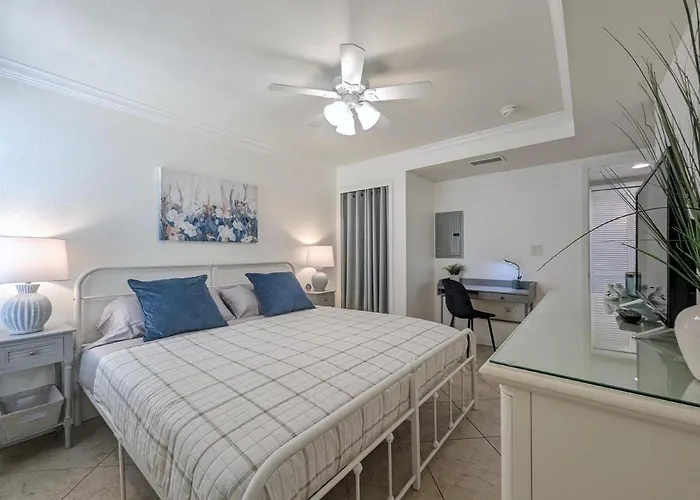 Apartment 2 Bed-1 Bath With Sunroom, Private Pool And Access! *