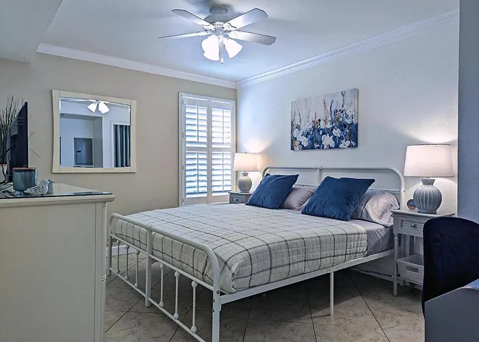 Apartamento 2 Bed-1 Bath With Sunroom, Private Pool And Access! *