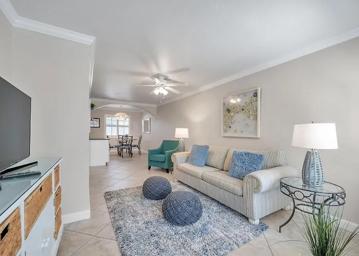 Apartment 2 Bed-1 Bath With Sunroom, Private Pool And Access!