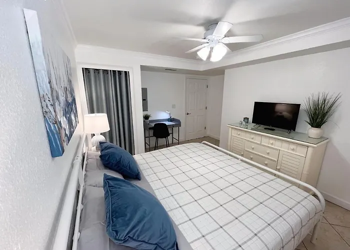 2 Bed-1 Bath With Sunroom, Private Pool And Access! *