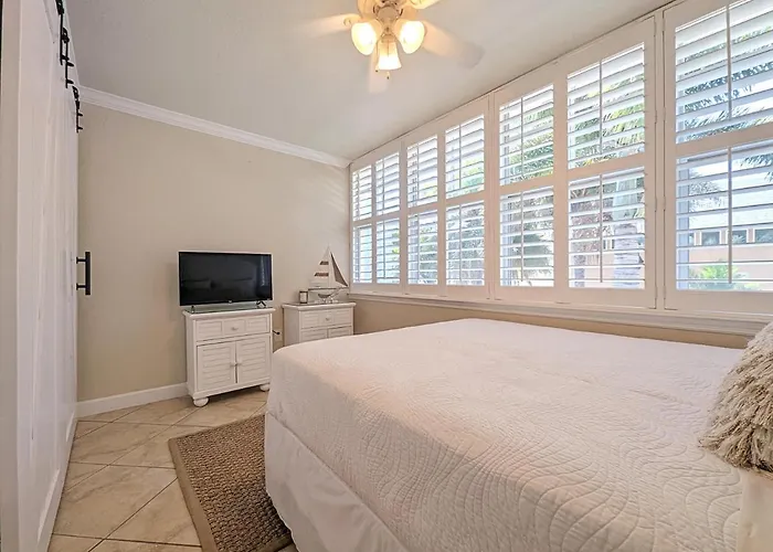 2 Bed-1 Bath With Sunroom, Private Pool And Access! * Clearwater Beach