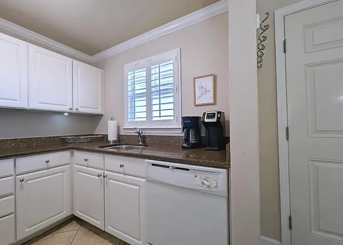 Apartment 2 Bed-1 Bath With Sunroom, Private Pool And Access! *