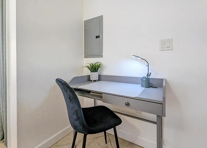 Apartment 2 Bed-1 Bath With Sunroom, Private Pool And Access!