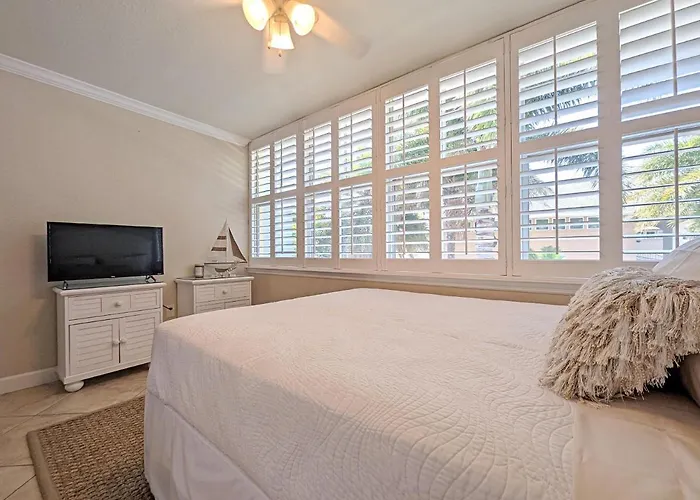 2 Bed-1 Bath With Sunroom, Private Pool And Access! *