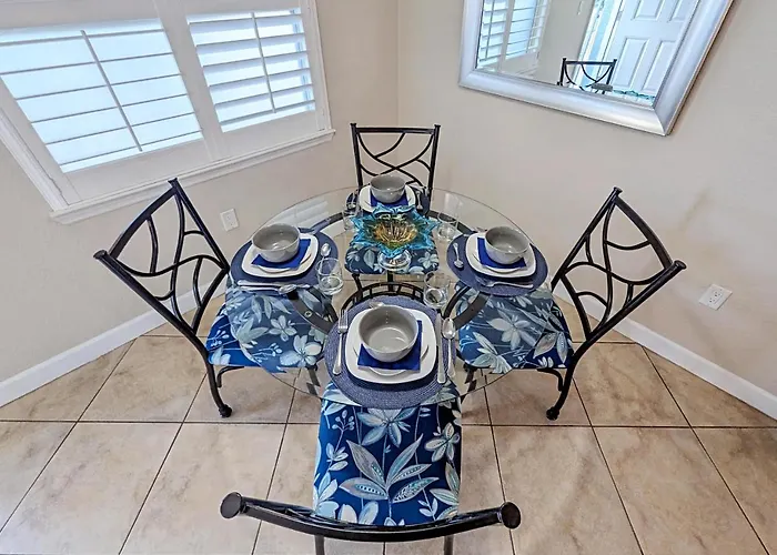 Apartment 2 Bed-1 Bath With Sunroom, Private Pool And Access! *