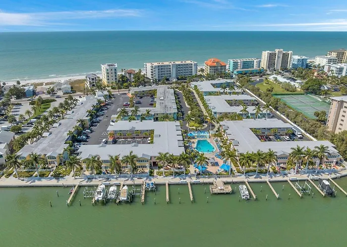 Apartment 2 Bed-1 Bath With Sunroom, Private Pool And Access!