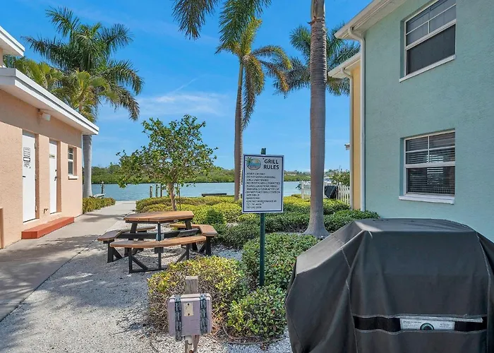 2 Bed-1 Bath With Sunroom, Private Pool And Access! Apartment Clearwater Beach