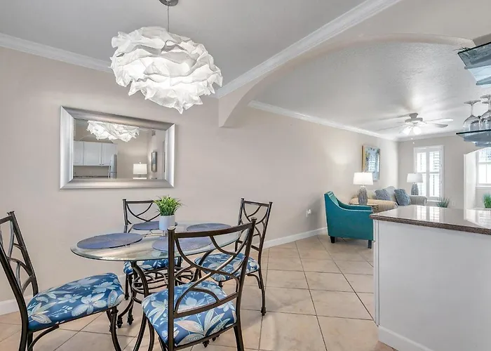 2 Bed-1 Bath With Sunroom, Private Pool And Access! Apartment Clearwater Beach