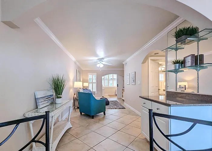 Apartment 2 Bed-1 Bath With Sunroom, Private Pool And Access!