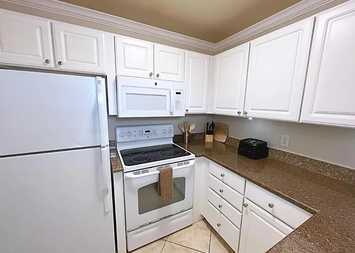 Apartment 2 Bed-1 Bath With Sunroom, Private Pool And Access!