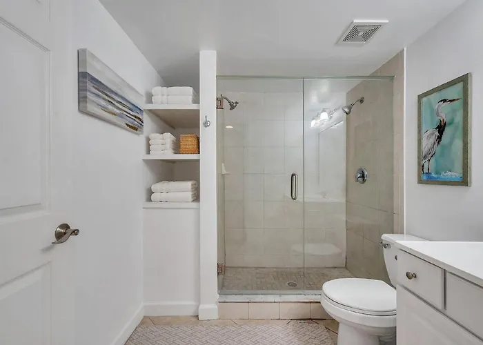 Apartment 2 Bed-1 Bath With Sunroom, Private Pool And Access!