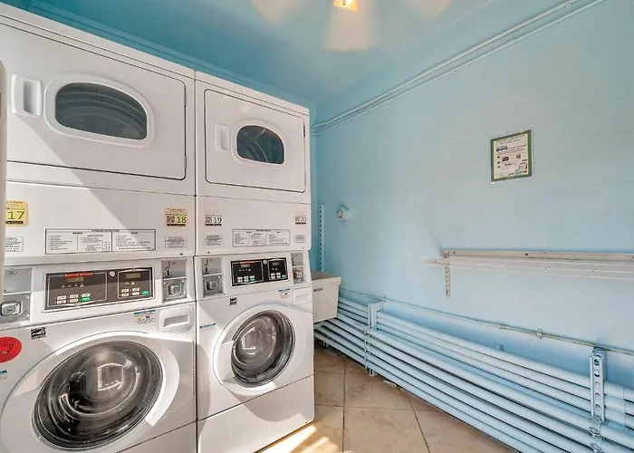 2 Bed-1 Bath With Sunroom, Private Pool And Access! Apartment *