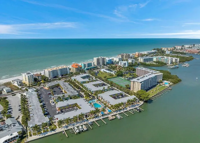 Apartment 2 Bed-1 Bath With Sunroom, Private Pool And Access! Clearwater Beach
