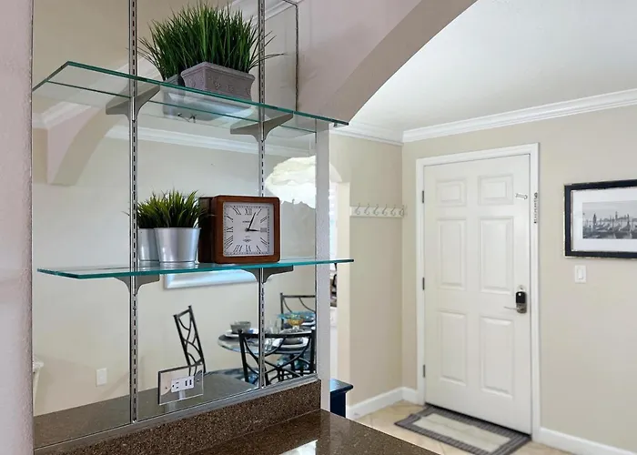 2 Bed-1 Bath With Sunroom, Private Pool And Access! Apartment *