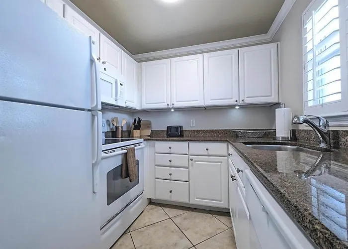 2 Bed-1 Bath With Sunroom, Private Pool And Access! Apartment Clearwater Beach