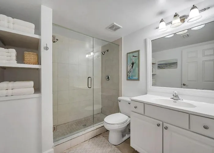 2 Bed-1 Bath With Sunroom, Private Pool And Access! Clearwater Beach