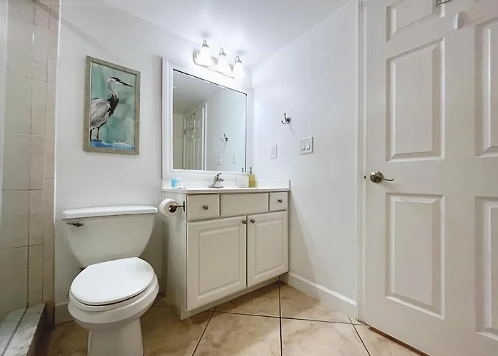 Apartment 2 Bed-1 Bath With Sunroom, Private Pool And Access!