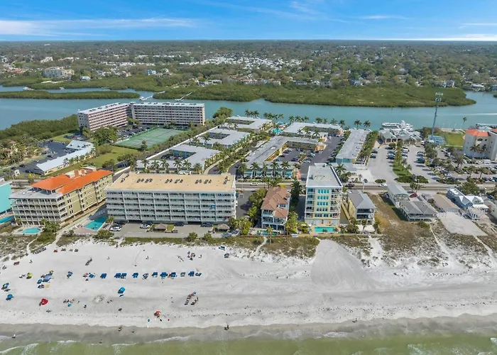 2 Bed-1 Bath With Sunroom, Private Pool And Access! Apartment
