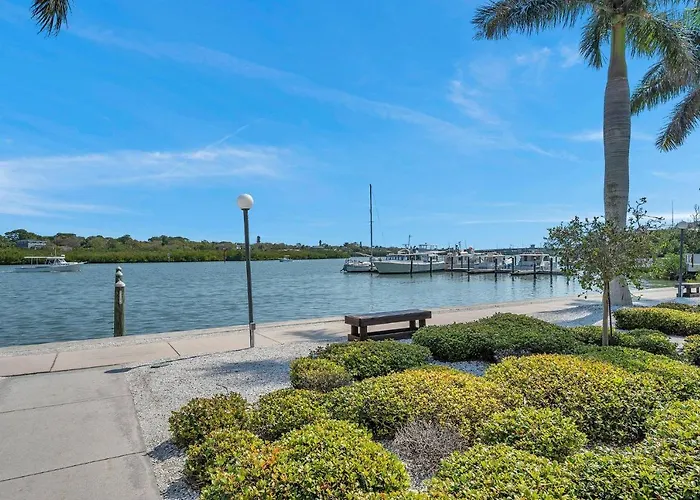 Apartment 2 Bed-1 Bath With Sunroom, Private Pool And Access! Clearwater Beach